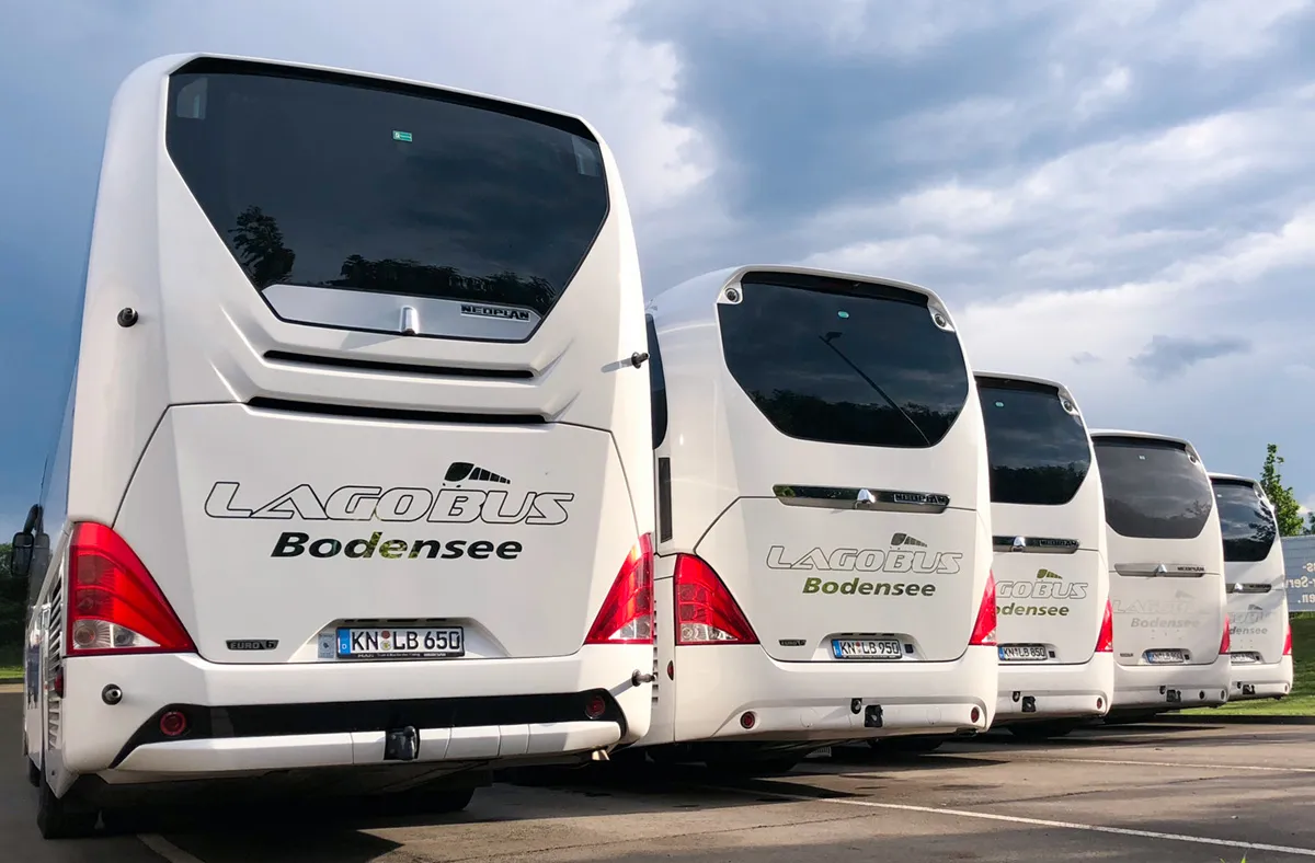 Weiße Lagobus-Reisebusse mit der Aufschrift Bodensee in einer Reihe