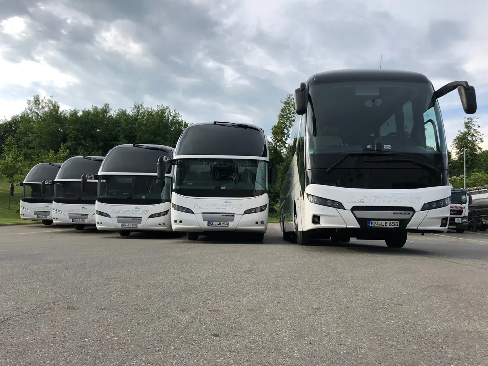 Mehrere weiße Lagobus-Reisebusse in einer Reihe