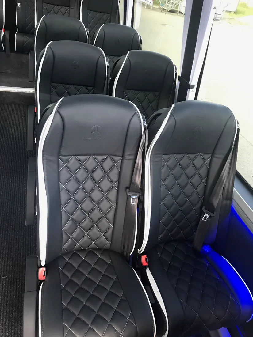 Ledersitze mit Rautensteppung im Lagobus-Kleinbus