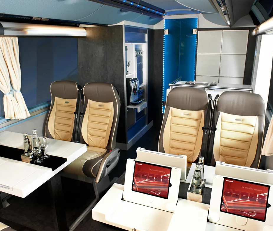 VIP-Lounge mit Ledersesseln und Tischen im Tourbus