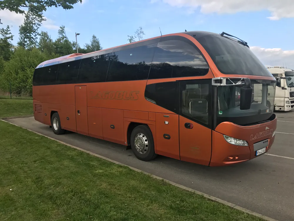 Kupferfarbener Neoplan Cityliner von Lagobus