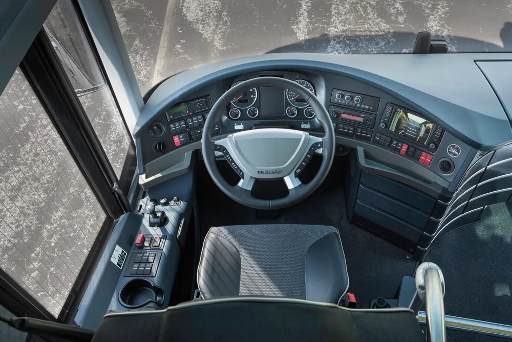 Cockpit eines Lagobus-Reisebusses