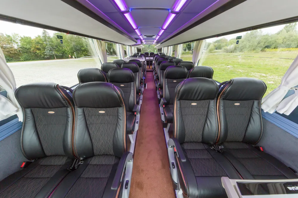 Ledersitzreihen im VIP-Bus